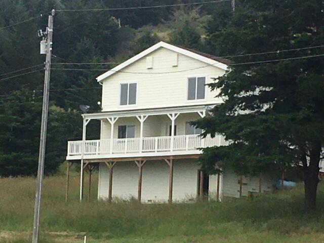 132 Ocean View Road Shelter Cove, CA 95589 - Photo 10 of 17 Exterior/Deck