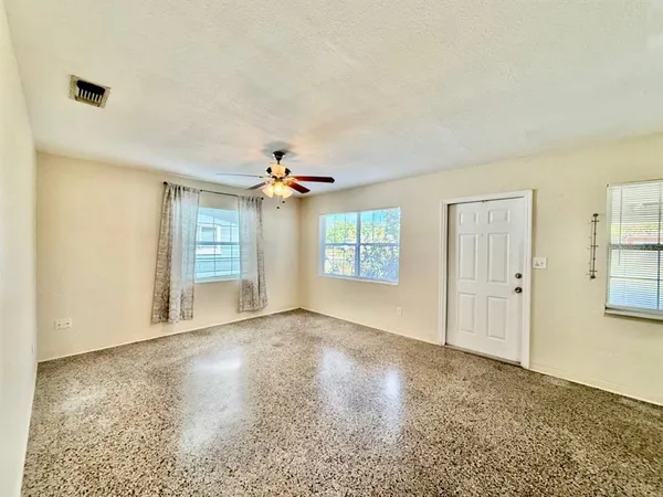 $1,500 | 257 38th Avenue Southeast, St. Petersburg, FL 33705
