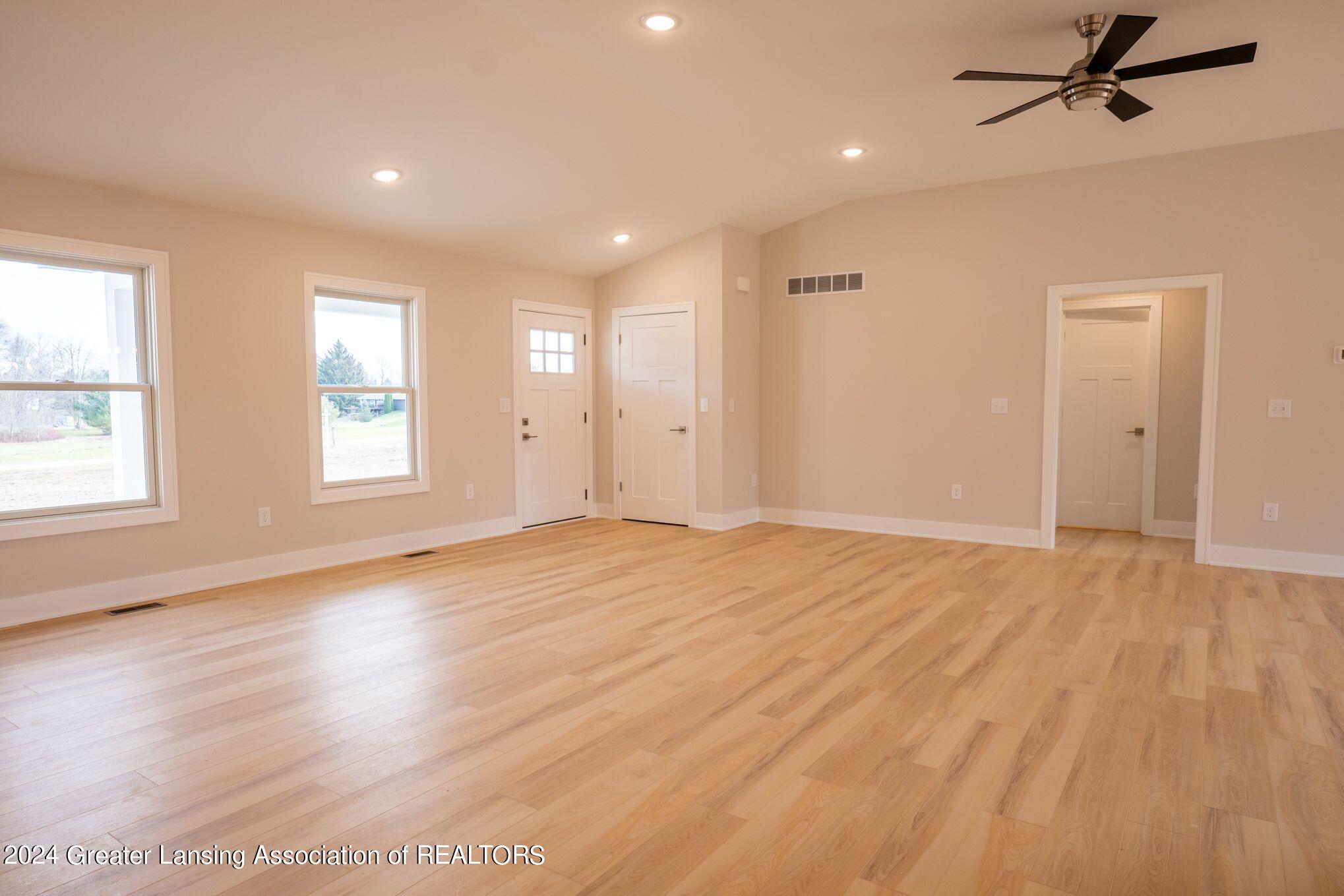 4117 Morton Road Stockbridge, MI 49285 - Photo 5 of 29 Living Room/Entry