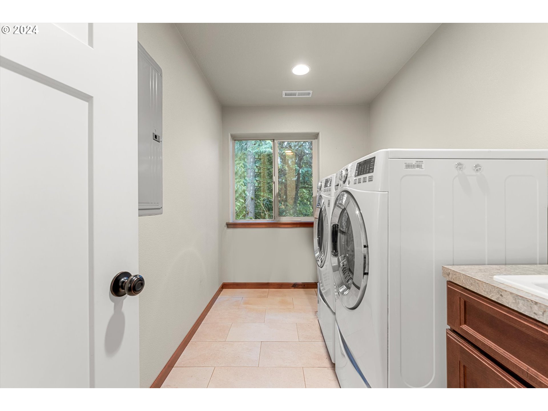 28247 South Moonridge Road Colton, OR 97017 - Photo 11 of 27 a view of utility room
