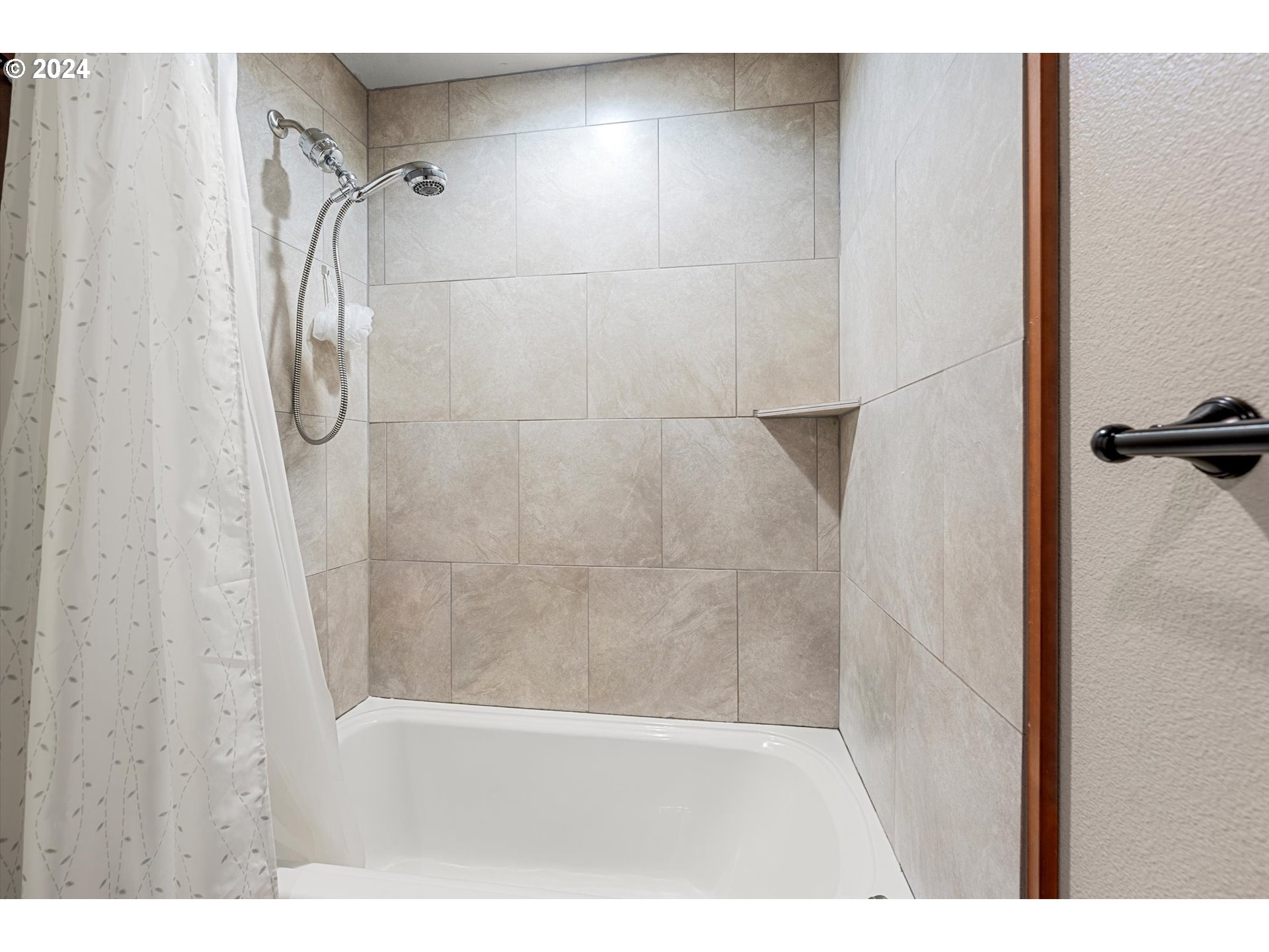 28247 South Moonridge Road Colton, OR 97017 - Photo 17 of 27 a bathroom with a glass shower door