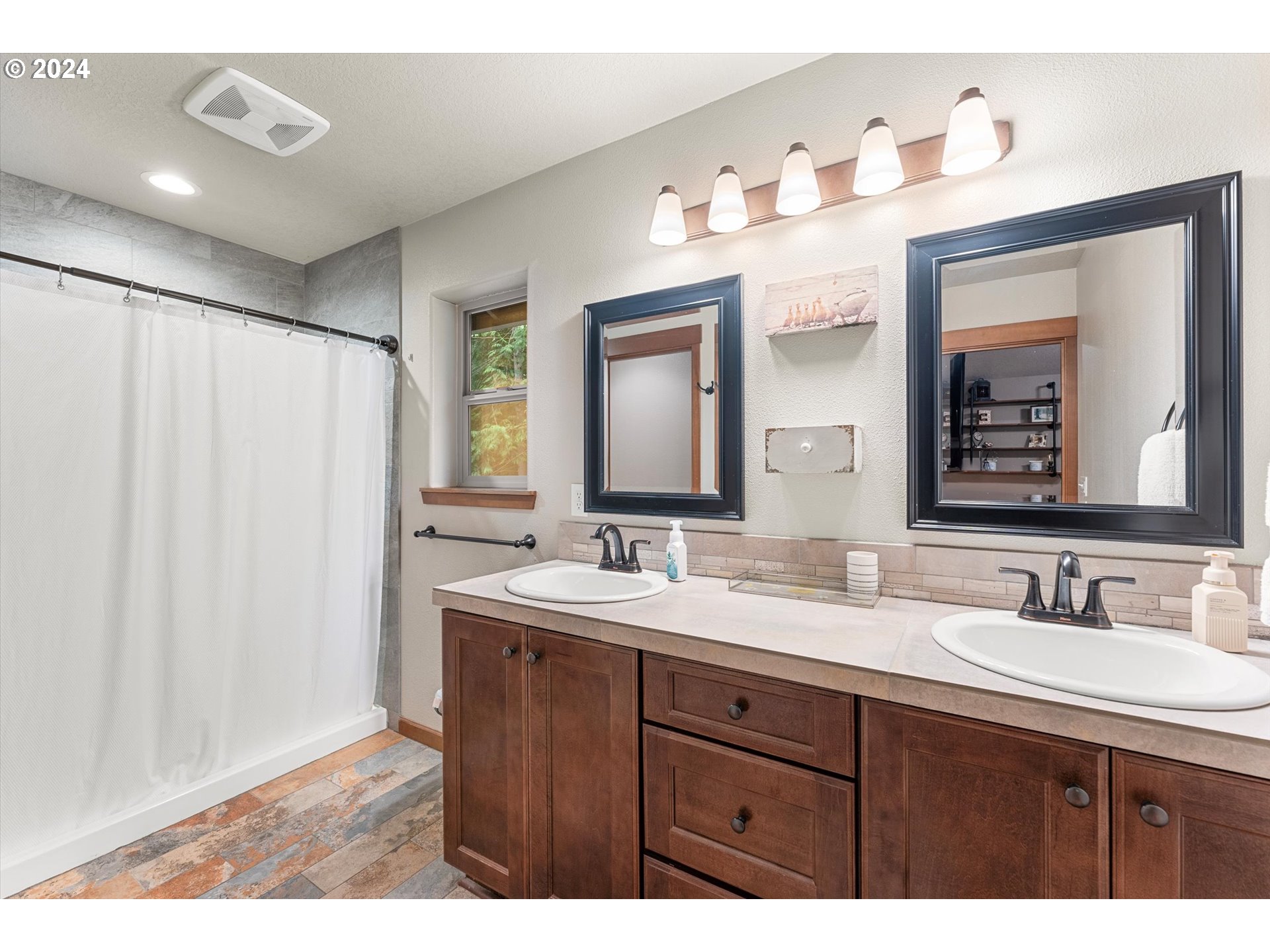 28247 South Moonridge Road Colton, OR 97017 - Photo 20 of 27 a bathroom with a double vanity sink and a mirror