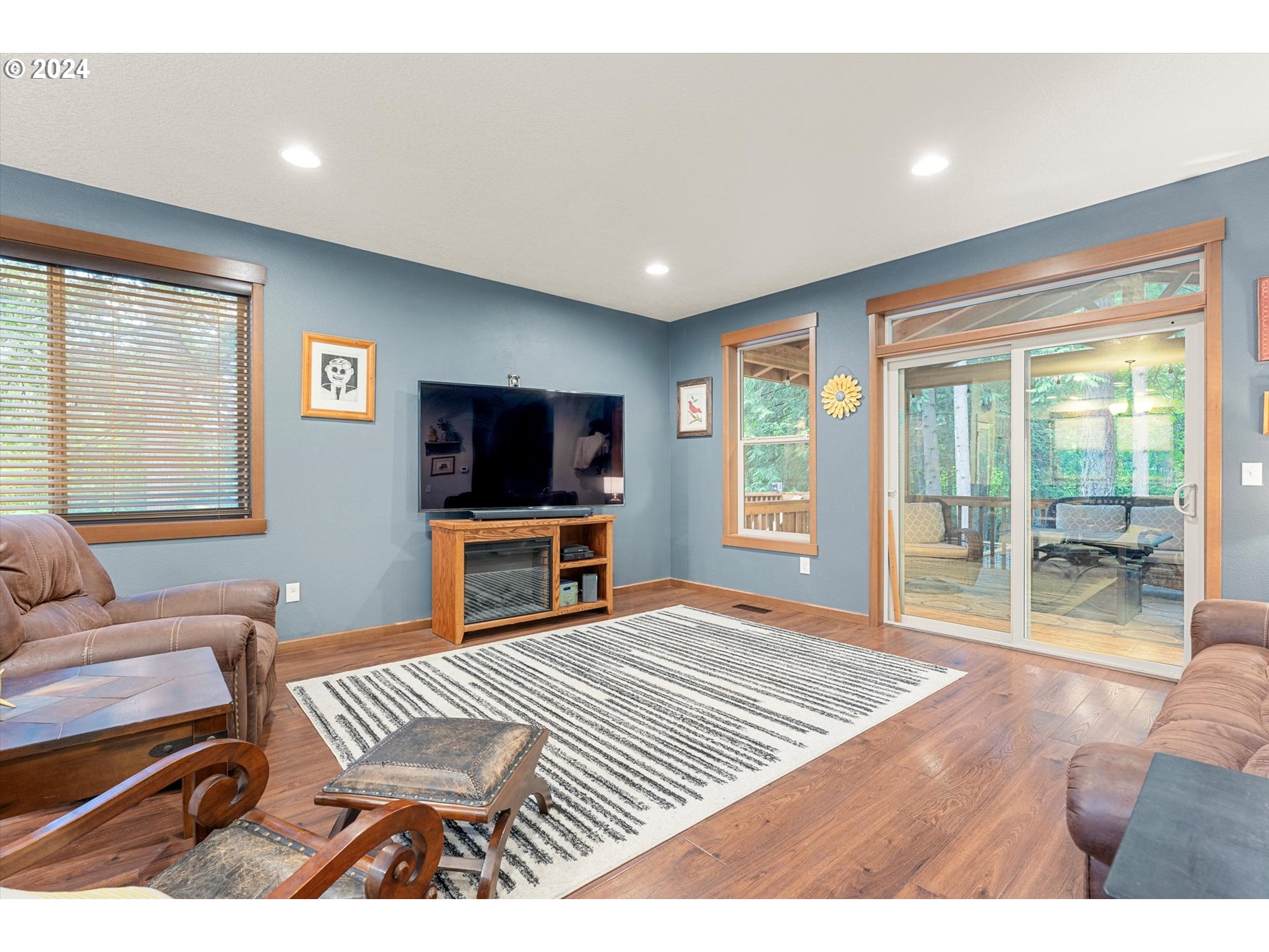 28247 South Moonridge Road Colton, OR 97017 - Photo 8 of 27 a living room with furniture and a flat screen tv