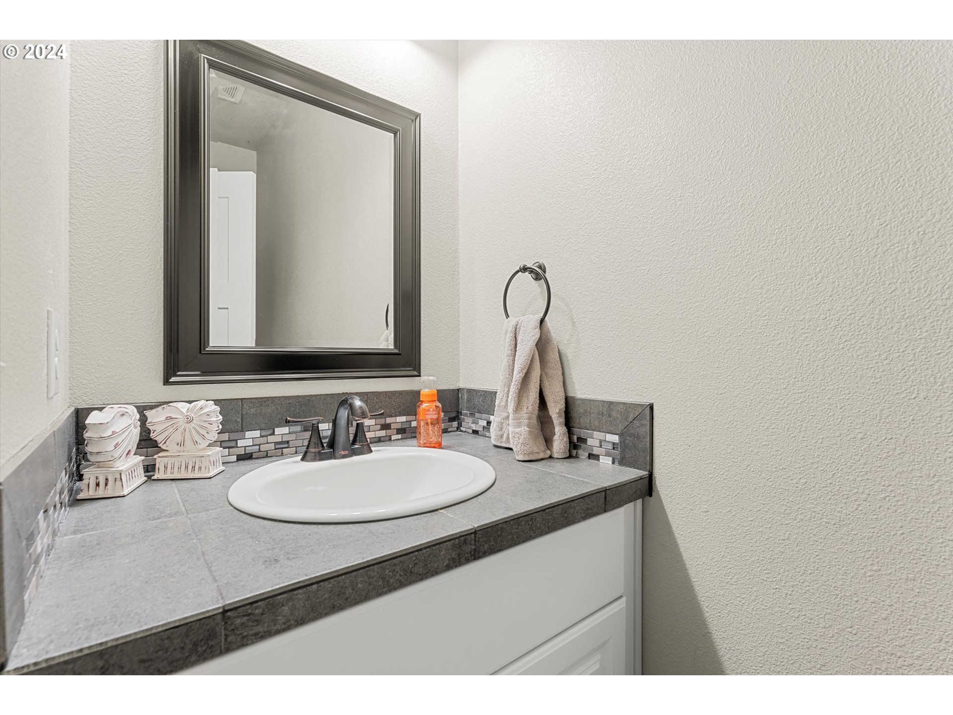 28247 South Moonridge Road Colton, OR 97017 - Photo 9 of 27 a bathroom with a sink vanity and a mirror