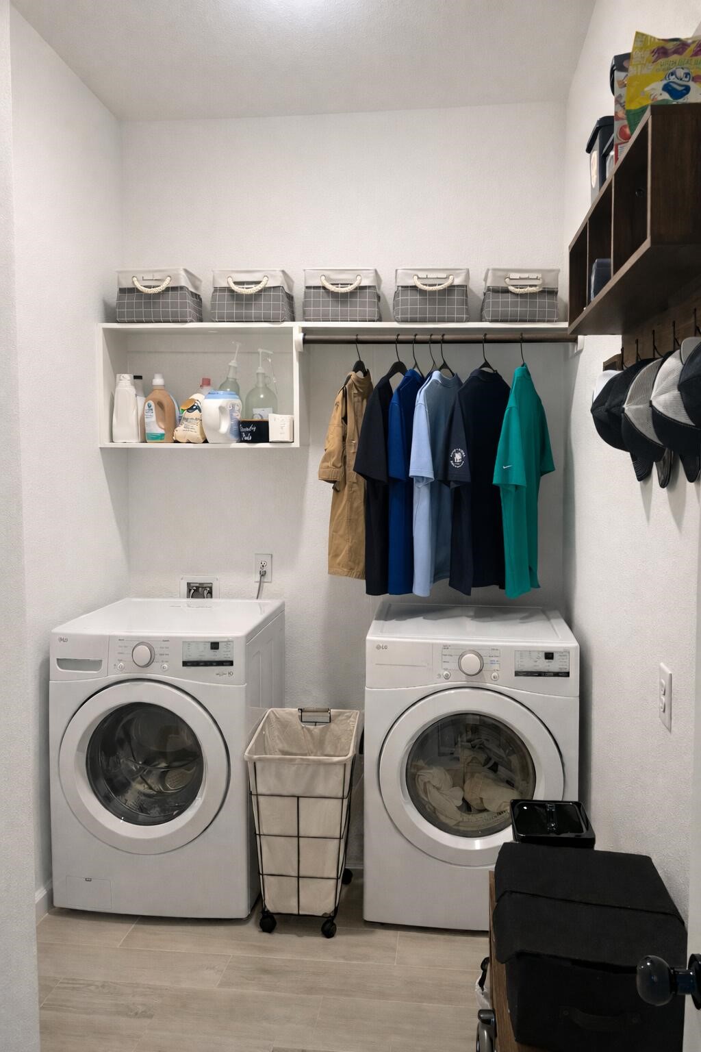 4334 Redford Valley Road Rosharon, TX 77583 - Photo 28 of 44 a utility room with dryer and washer