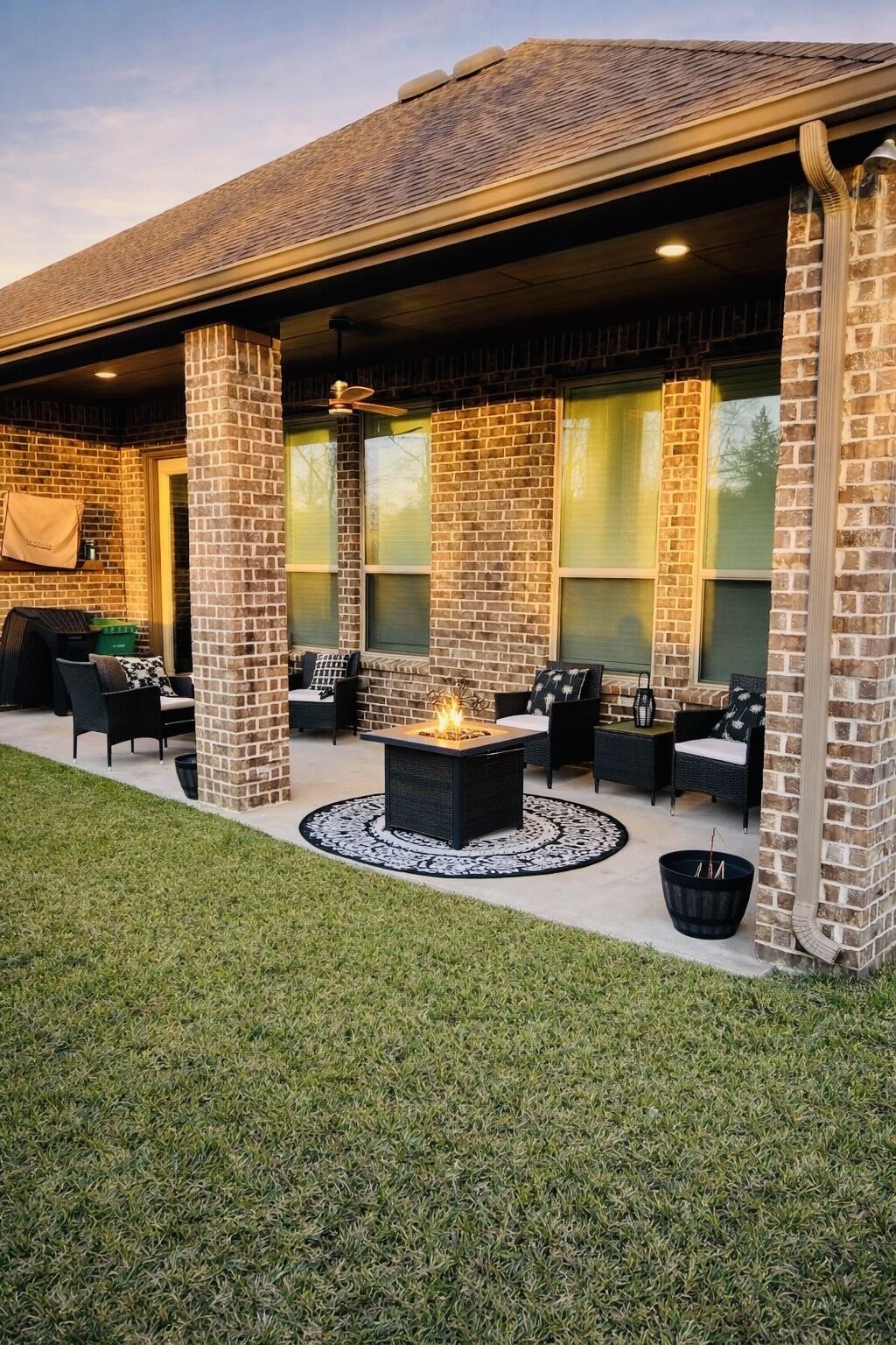 4334 Redford Valley Road Rosharon, TX 77583 - Photo 7 of 44 a view of open kitchen with seating area