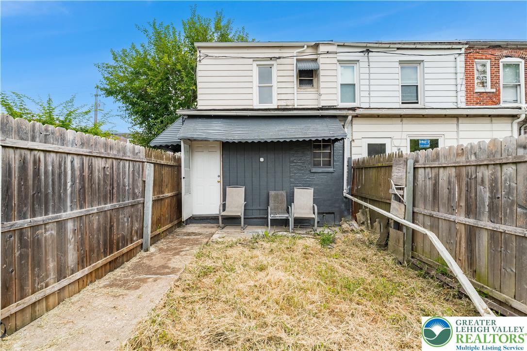 339 East Howe Street Allentown, PA 18109 - Photo 29 of 35 a backyard of a house with table and chairs