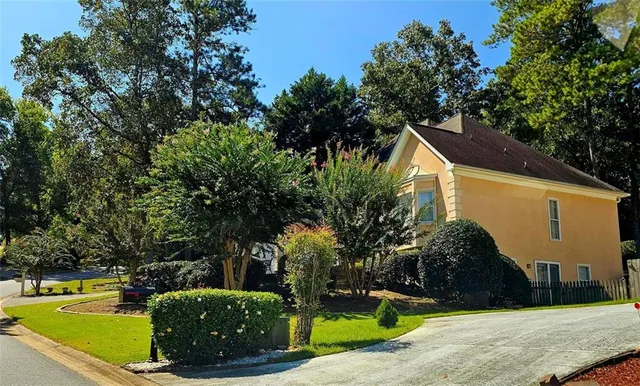 a view of a house with a yard