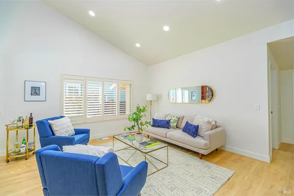 $1,595,000 | 45 Del Oro Lagoon, Novato, CA 94949