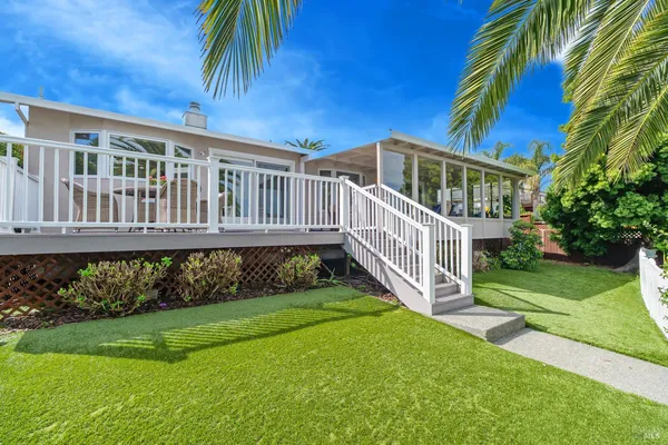 $1,595,000 | 45 Del Oro Lagoon, Novato, CA 94949