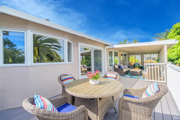 $1,595,000 | 45 Del Oro Lagoon, Novato, CA 94949