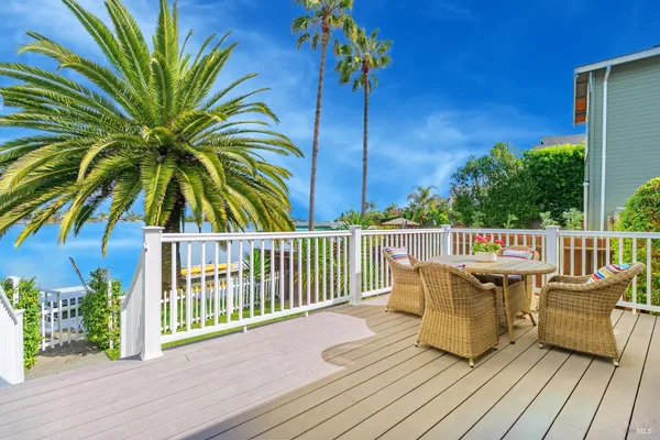 $1,595,000 | 45 Del Oro Lagoon, Novato, CA 94949