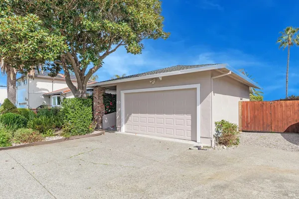 $1,595,000 | 45 Del Oro Lagoon, Novato, CA 94949