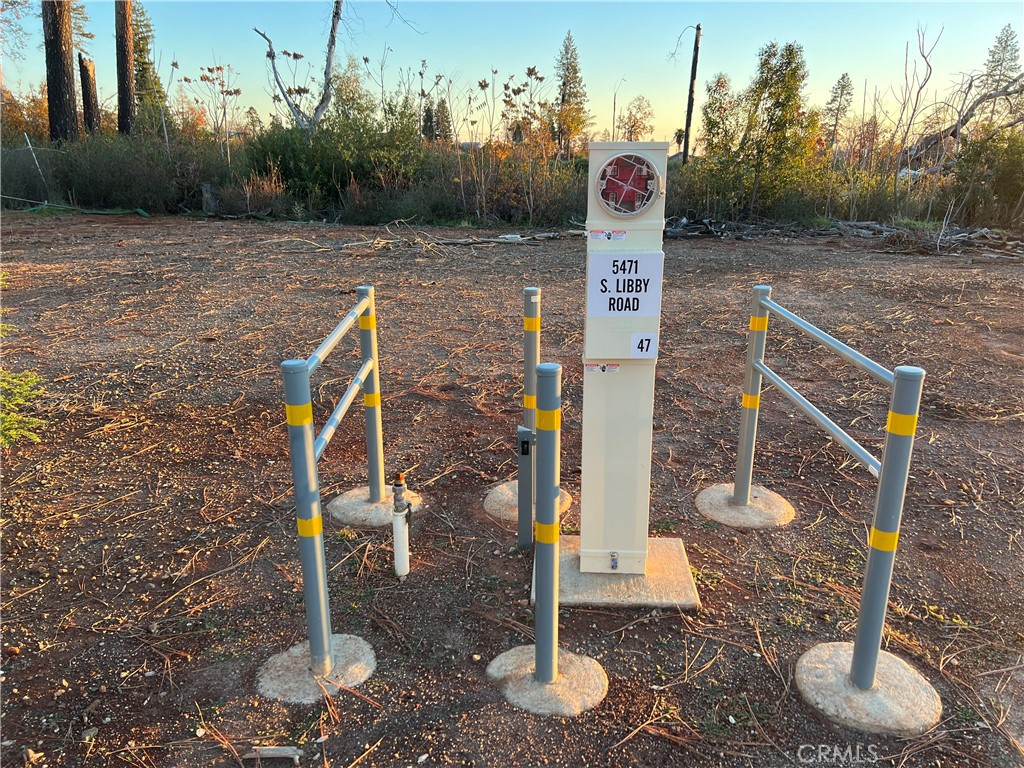 5471 South Libby Road Paradise, CA 95969 - Photo 7 of 21 a front view of a house with trees