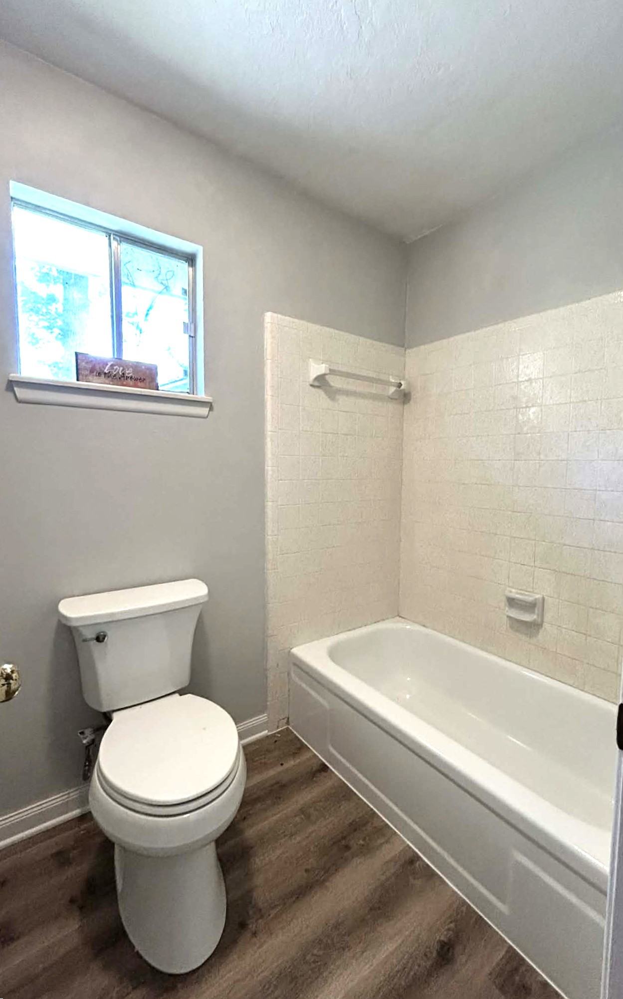 101 Summit Drive Conroe, TX 77303 - Photo 20 of 24 a bathroom with a toilet and a bathtub