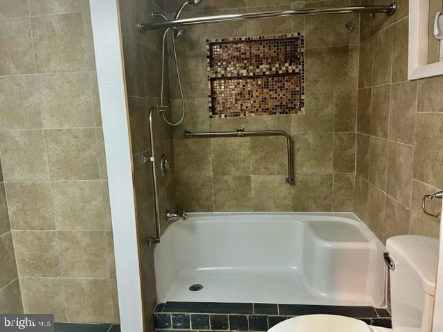 100 Errickson Avenue Moorestown, NJ 08057 - Photo 13 of 27 a bathroom with a bathtub