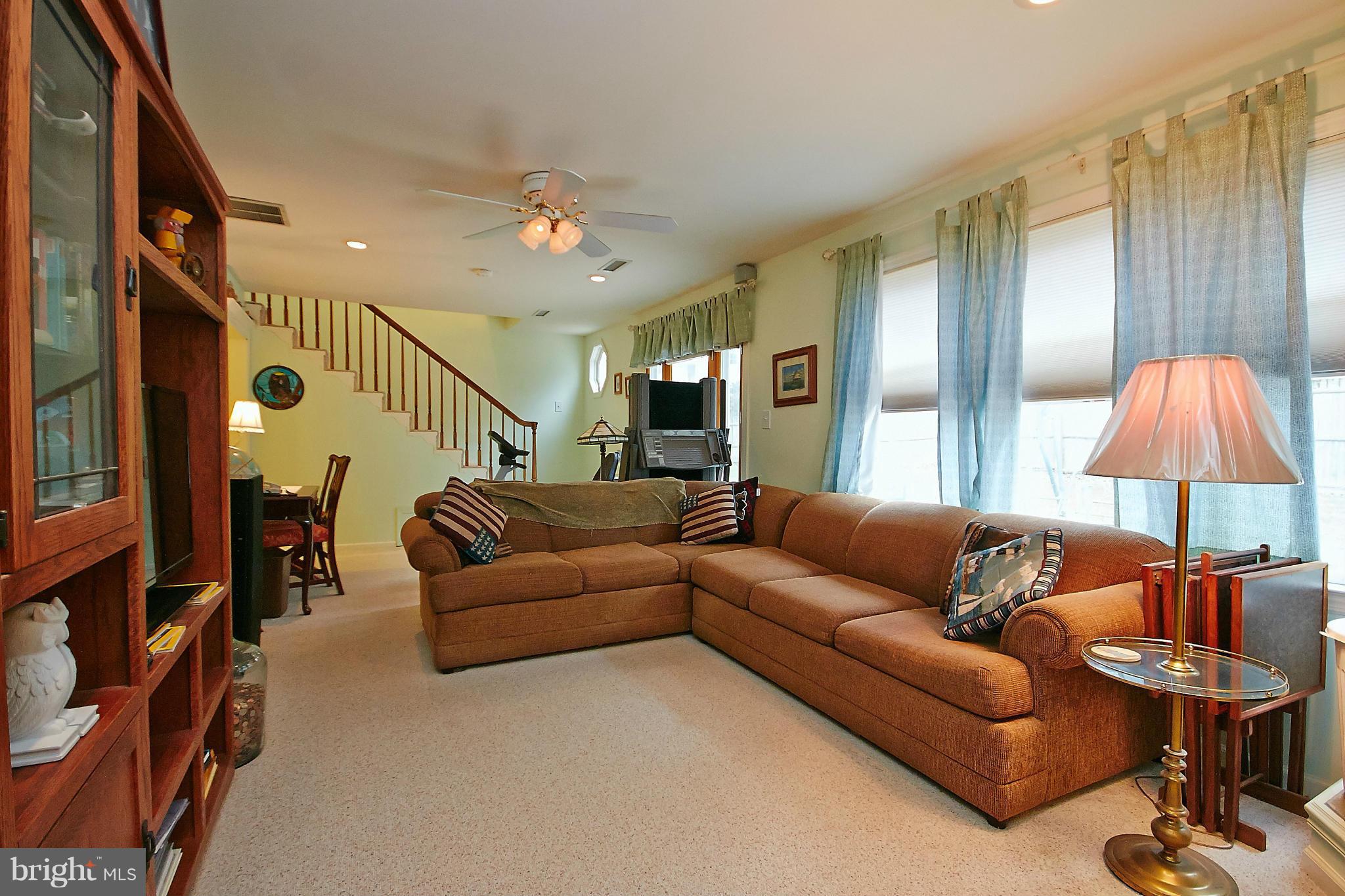 10303 Browns Mill Road Vienna, VA 22182 - Photo 3 of 27 Living Room