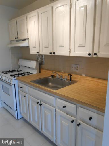 2911 Charing Cross Road, Unit 15 Falls Church, VA 22042 - Photo 2 of 21 Kitchen