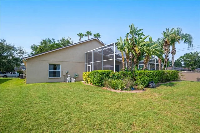 a view of a house with backyard and garden