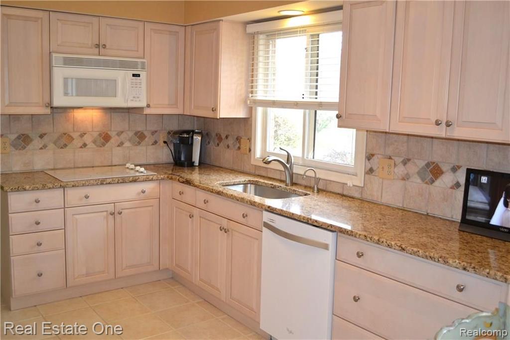31135 Country Ridge Circle Farmington Hills, MI 48331 - Photo 11 of 37