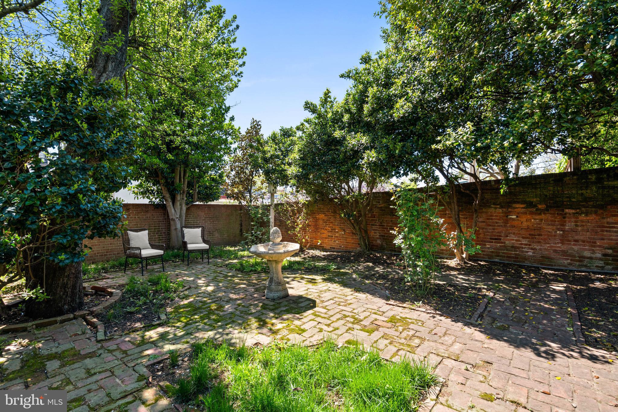 1406 34th Street Northwest Washington, DC 20007 - Photo 40 of 45 a backyard of a house with lots of green space