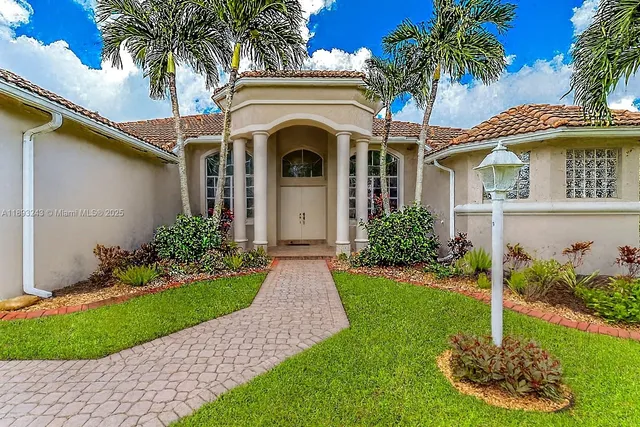 a view of a house with a yard