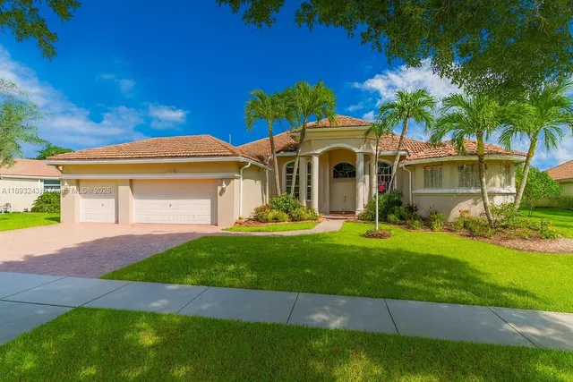 a view of a house with a yard