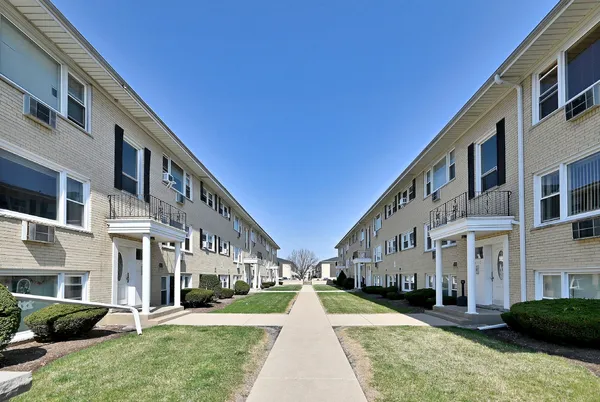 $199,000 | 4932 North Leonard Drive, Unit 2A, Norridge, IL 60706