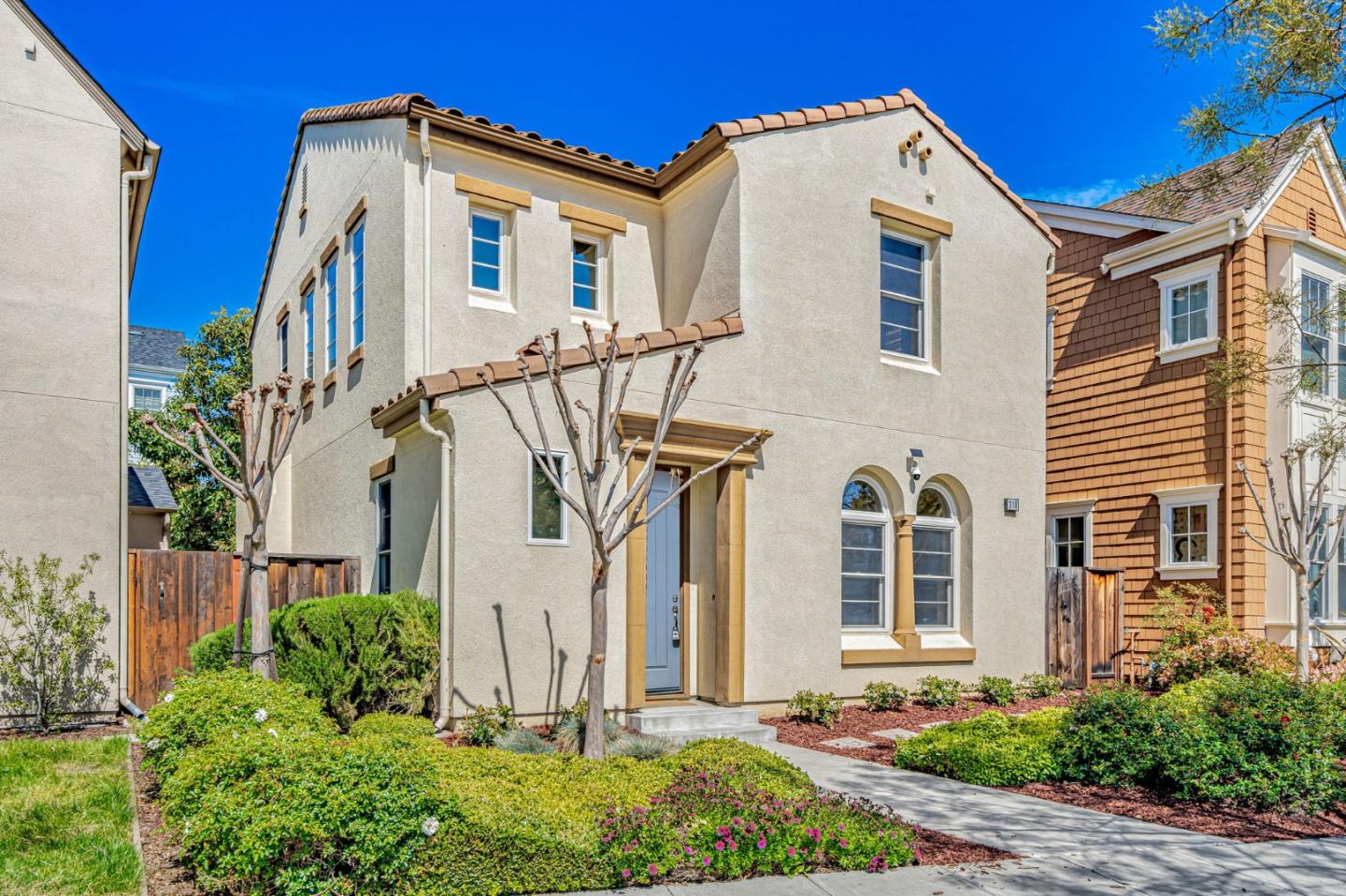 310 Villa Street Mountain View, CA 94041 - Photo 4 of 40 a front view of a house with a yard