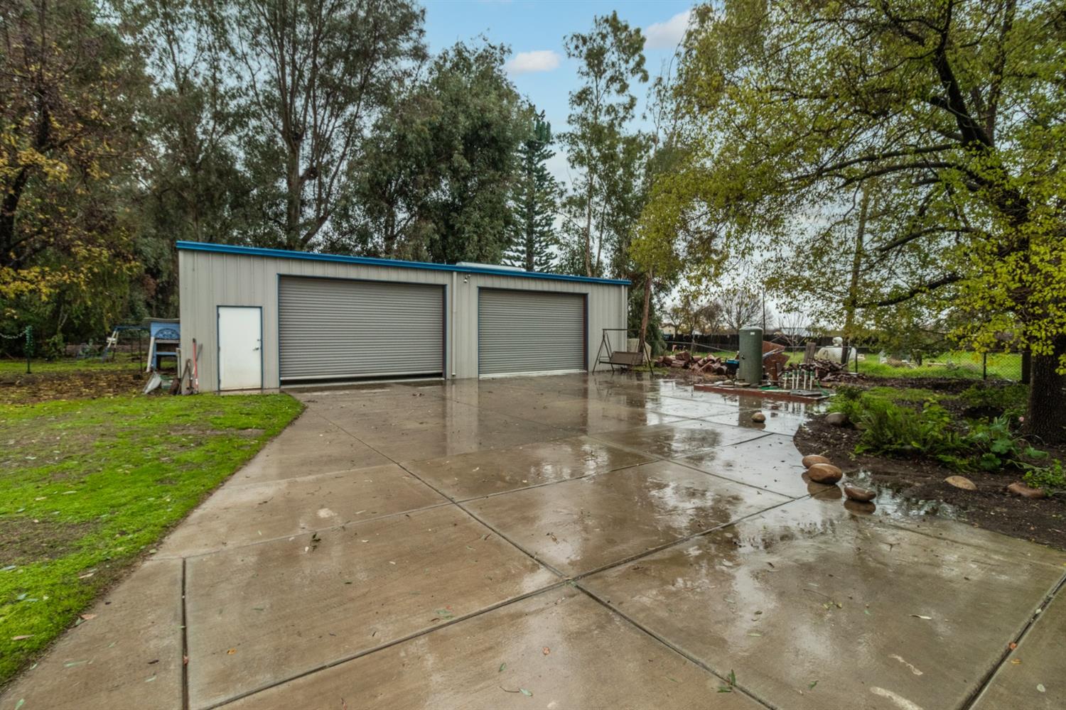 1783 North De Wolf Avenue Clovis, CA 93619 - Photo 33 of 39 a backyard of a house with table and chairs