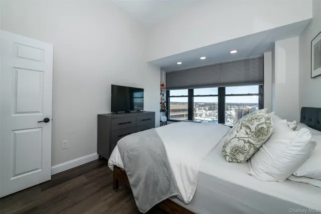 $329,900 | 100 New Roc City Place, Unit 405, New Rochelle, NY 10801