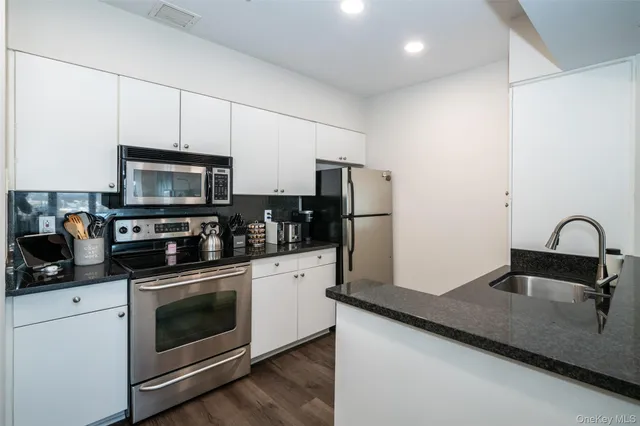 $329,900 | 100 New Roc City Place, Unit 405, New Rochelle, NY 10801