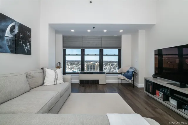 $329,900 | 100 New Roc City Place, Unit 405, New Rochelle, NY 10801