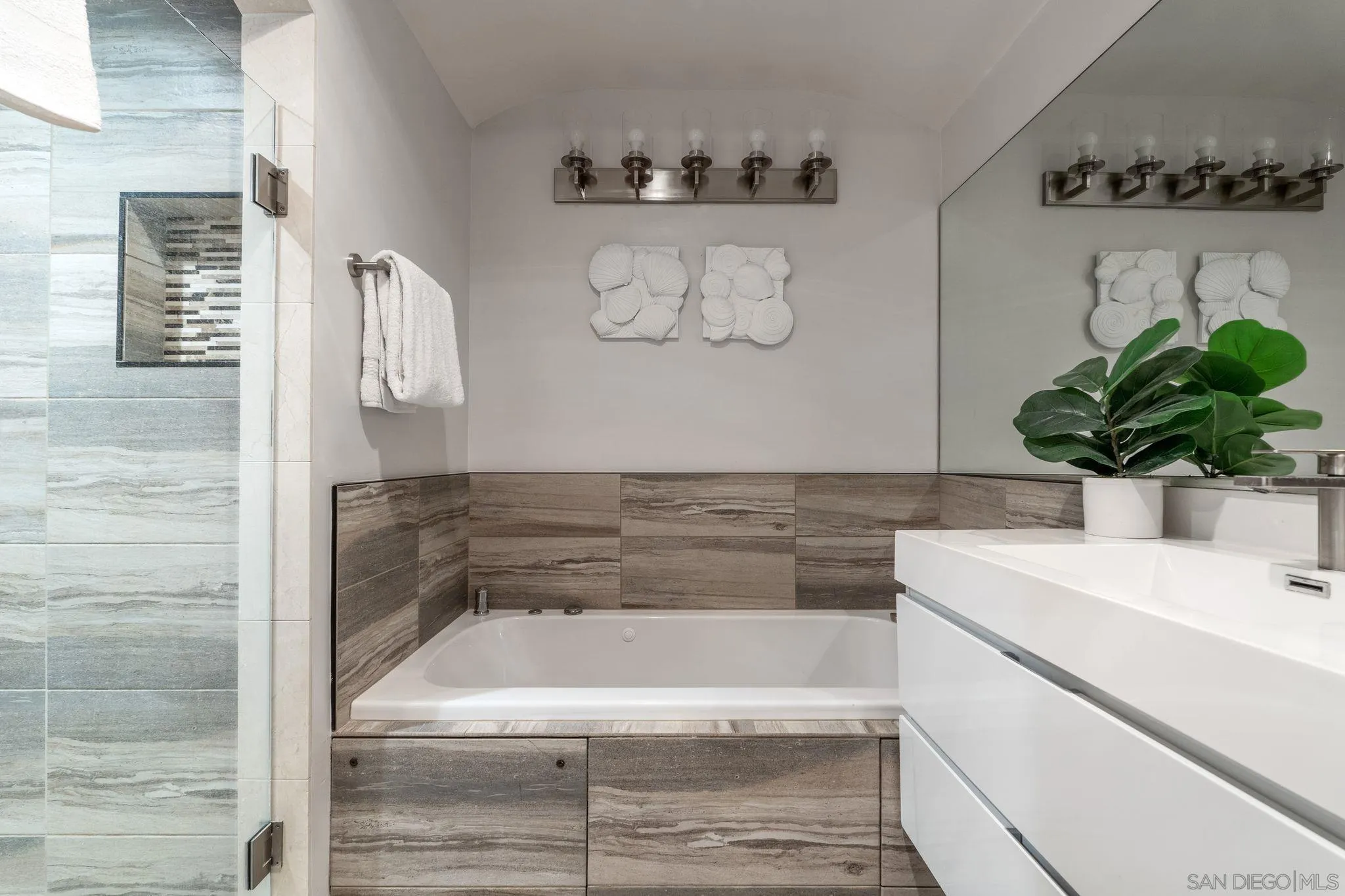 220 Coast Boulevard, Unit 2D La Jolla, CA 92037 - Photo 19 of 35 a bathroom with a sink and a bathtub