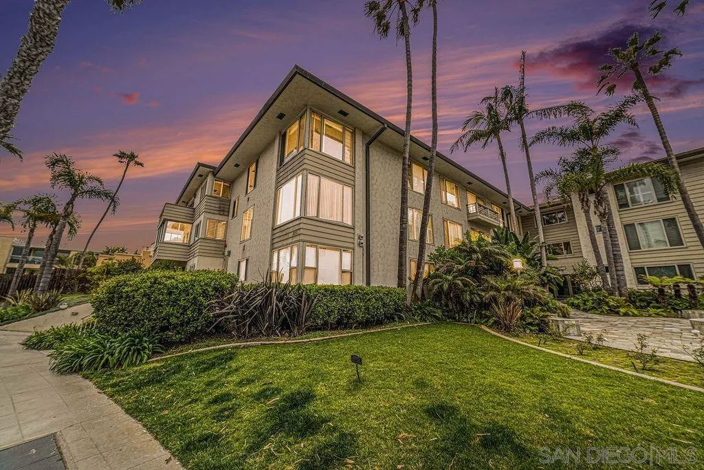 220 Coast Boulevard, Unit 2D La Jolla, CA 92037 - Photo 3 of 35 a house view with a garden space
