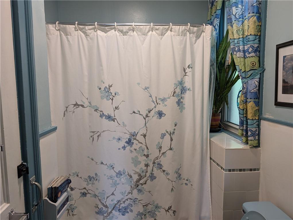 1061 Geyer Road Pittsburgh, PA 15209 - Photo 16 of 27 1st Floor full bathroom