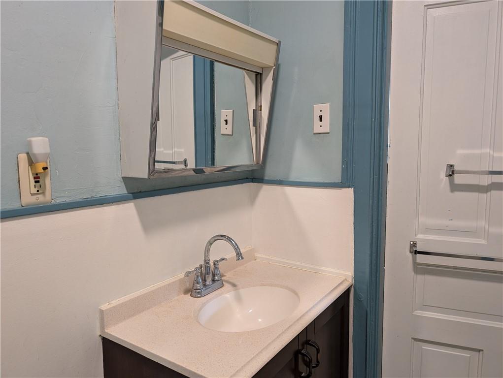 1061 Geyer Road Pittsburgh, PA 15209 - Photo 17 of 27 1st Floor full bathroom