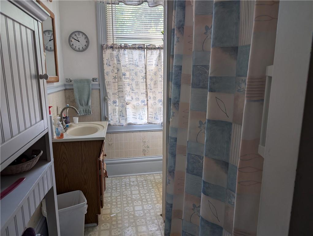 1061 Geyer Road Pittsburgh, PA 15209 - Photo 21 of 27 2nd floor full bathroom