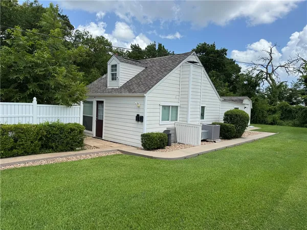 $1,250 | 600 West Dexter Drive, Unit A, College Station, TX 77840