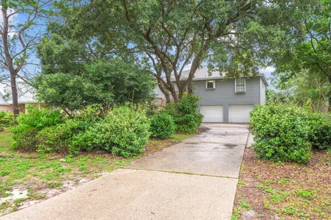 a view of a back yard