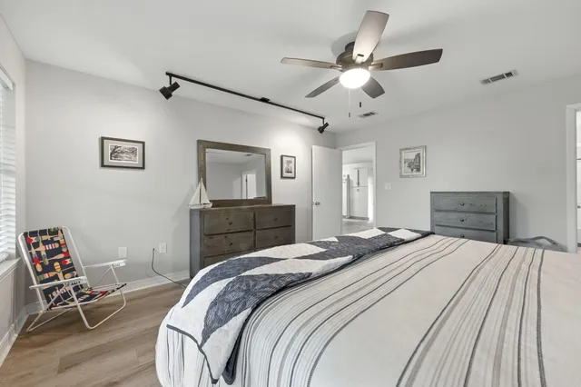 a en suite bathroom with a double vanity sink and mirror
