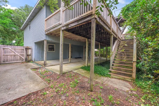 a view of a house with backyard and garden