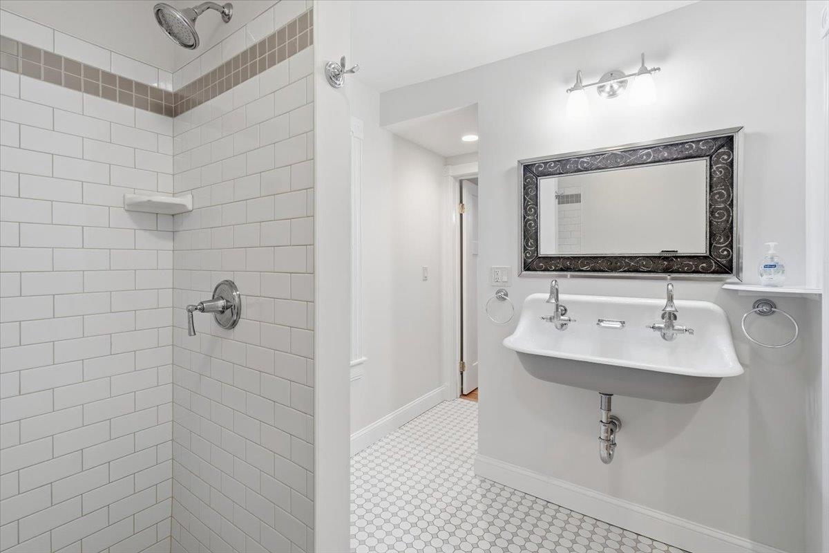 241 Loomis Street Burlington, VT 05401 - Photo 20 of 38