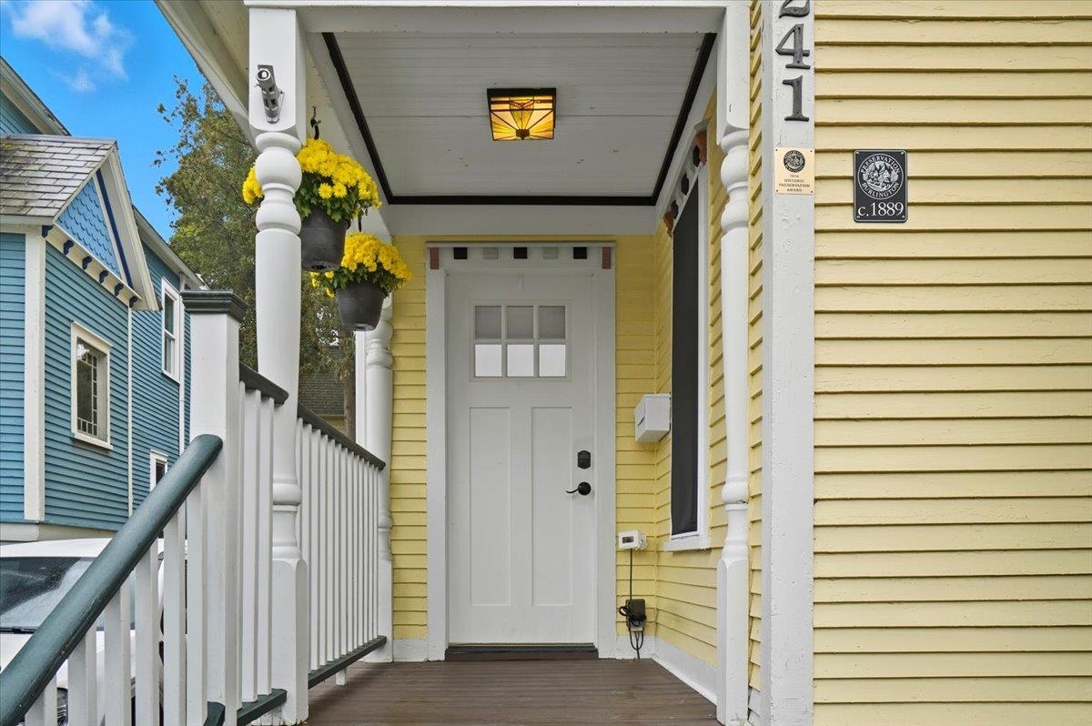 241 Loomis Street Burlington, VT 05401 - Photo 3 of 38
