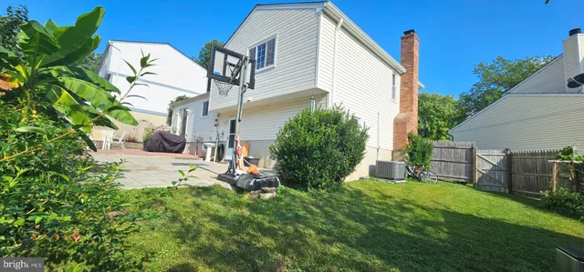 a view of backyard of the house