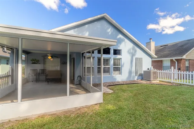 a view of a house with backyard and porch