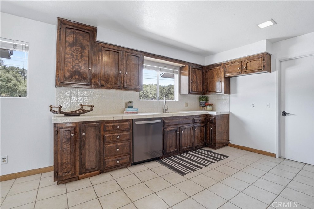 652 Pomeroy Road Nipomo, CA 93444 - Photo 15 of 60 Kitchen