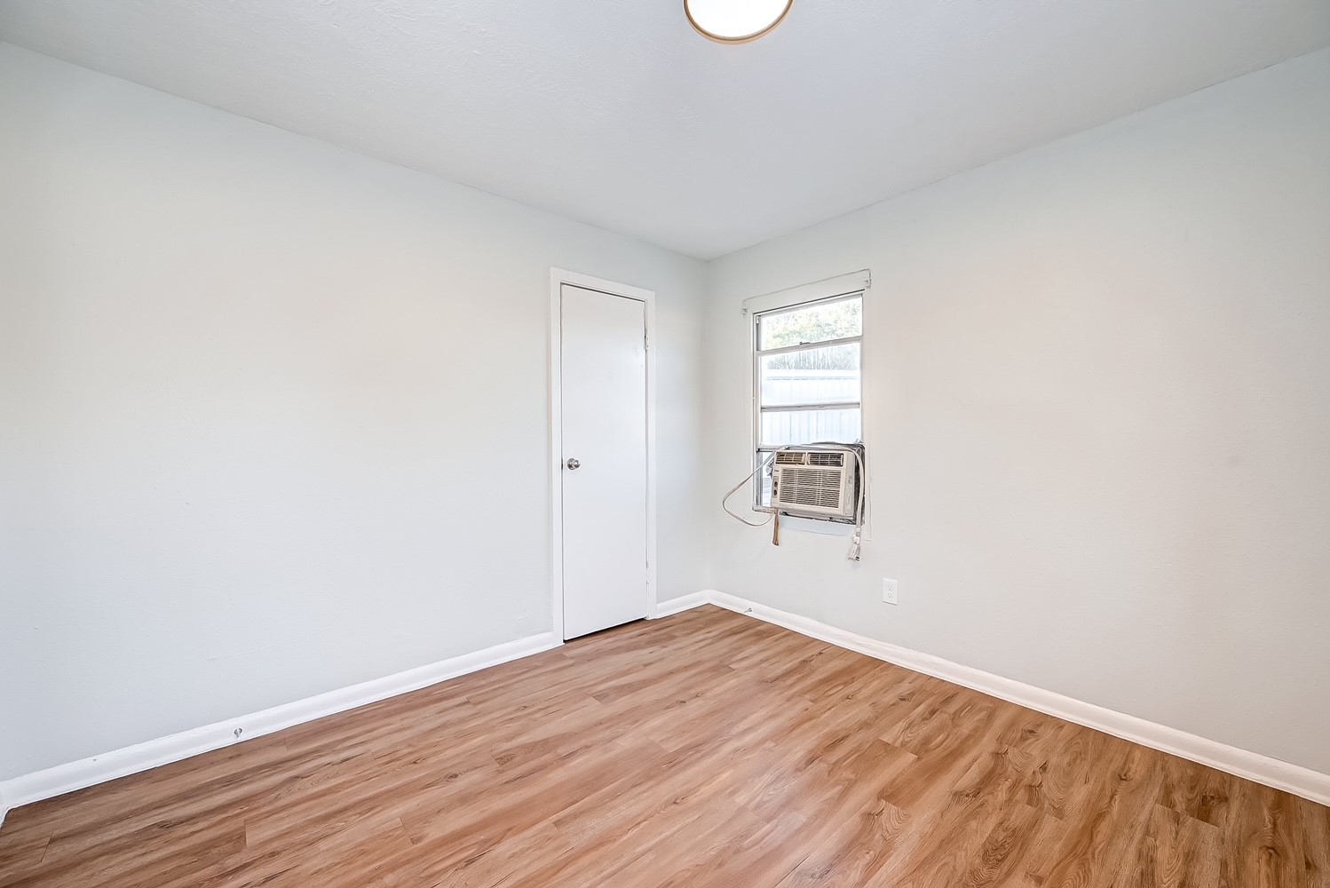 6420 Conley Street, Unit 4 Houston, TX 77021 - Photo 25 of 27 an empty room with wooden floor and windows
