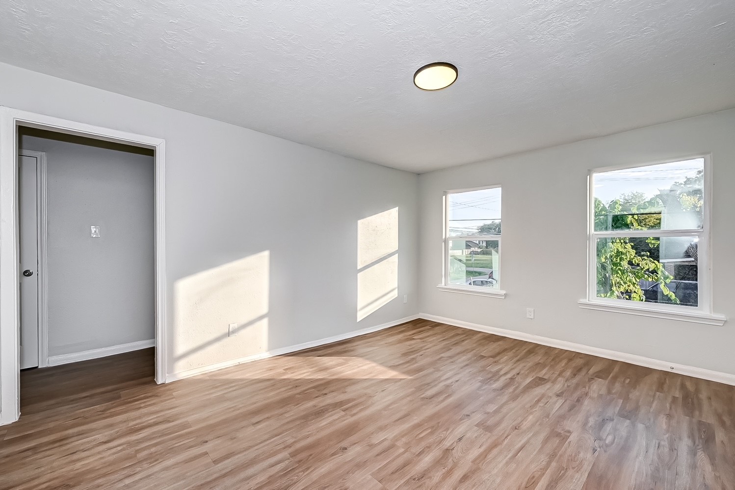 6420 Conley Street, Unit 4 Houston, TX 77021 - Photo 10 of 27 an empty room with wooden floor and windows