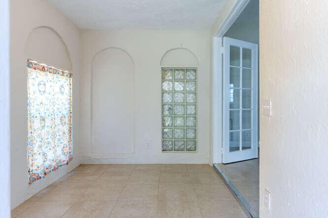 830 Valley Forge Road West Palm Beach, FL 33405 - Photo 3 of 23 Florida room/foyer